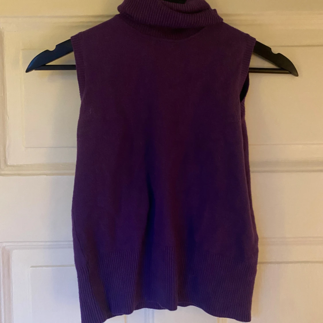 Lila ärmlös polotröja i ull  - 1