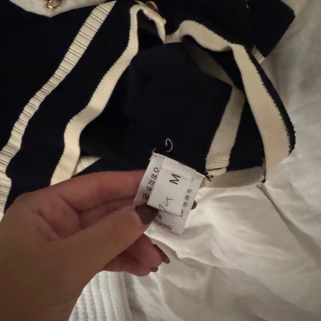 Svart och beige ribbad blus med knappar - 2