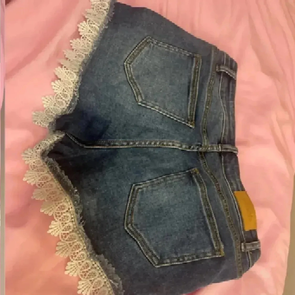 Blå jeansshorts med spetskant - 2