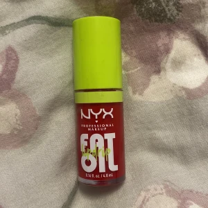 NYX Fat Oil Lip Drip röd - NYX Professional Makeup Fat Oil Lip Drip i en intensiv röd nyans.  Har inte använt bara en gång men tyckte att färgen inte passade mej!! Orginal pris 135 på kicks där jag köpte min!! 