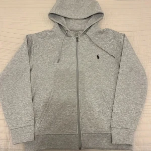 Ralph lauren zip hoodie Grå - RL zip hoodie i grå, oanvänd, Pris kan diskuteras 