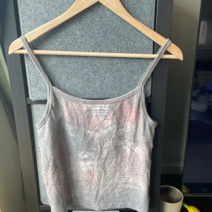 Grå linnetopp från BDG Urban Outfitters -  från BDG Urban Outfitters i storlek M. 