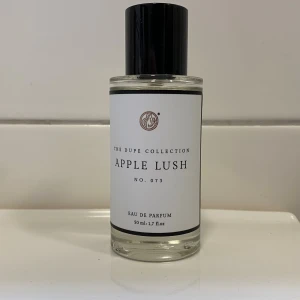 Curiosa Apple Lush - Curiosa Apple Lush EdP                  Fräsch doft. Mängd enl bild. 50 ml testad ett par gånger 