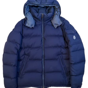 Moncler montenevre  - Moncler montenevre jacka. Marin blå. Storlek 5 / Xl. Skick 7/10. Pris 3.990kr finns att köpa på våran hemsida, Fashionels.com