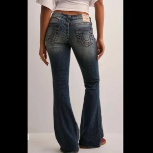 True religon - Säljer mina lowaist true religon då de tyvärr är för långa för mig, bara använt de en gång men skadade de längst ner då de var för långa (sista bilden) annars är de i nytt skick💗