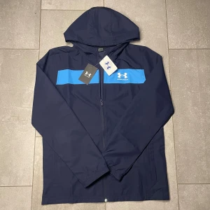 Under Armour Jacka - Köpte denna för nån månad sen men aldrig använt - Prislapp och allt sånt finns kvar - passar som en S - hör av er vid funderingar!