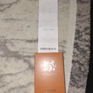 Parfums de Marly Althaïr EdP - Lyxig parfym från Parfums de Marly, Althaïr. Modern och djärv doft, inspirerad av 1700-talets franska elegans. Tillverkad i Frankrike. Perfekt för dig som vill sticka ut med stil.