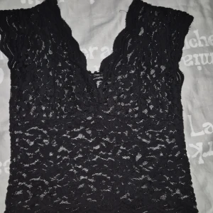 Zara Spetstopp! - En supersöt spetstopp från Zara! Storlek Small. Köpt på Plick men har knappt använd den själv då den är lite för tajt och croppad för mig! Sliten vid kanterna som man ser på bilderna, typ trådar o slit. Tror inte att den har några hål eller sånt. Köpt för typ 250:-❤️❤️ Kom gärna med prisförslag!  Kan skicka imorgon. Katt finns i hemmet!! 