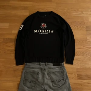 Stickad Morris tröja mörkblå - En riktigt snygg stickad Morris tröja i mörkblå färg som är i bra skick. Storleken är Medium och passar mig bra som är runt 180! Priset kan diskuteras det är bara att höra av dig vid några frågor!🤩😎😎