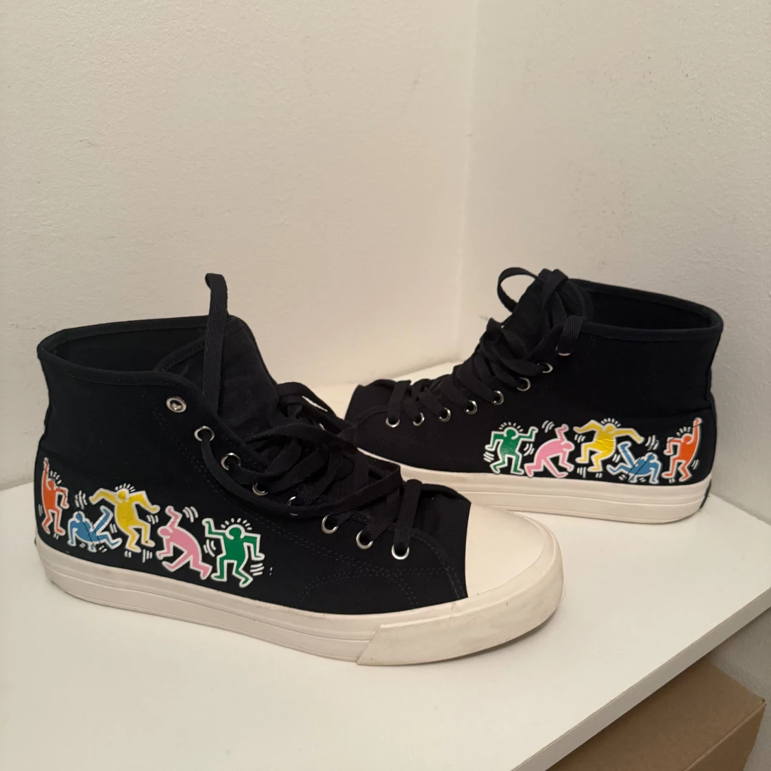 Keith Haring x H&M svarta sneakers