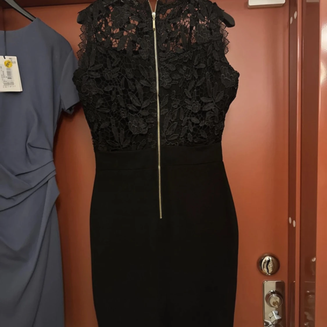 Svart spetsklänning med dragkedja