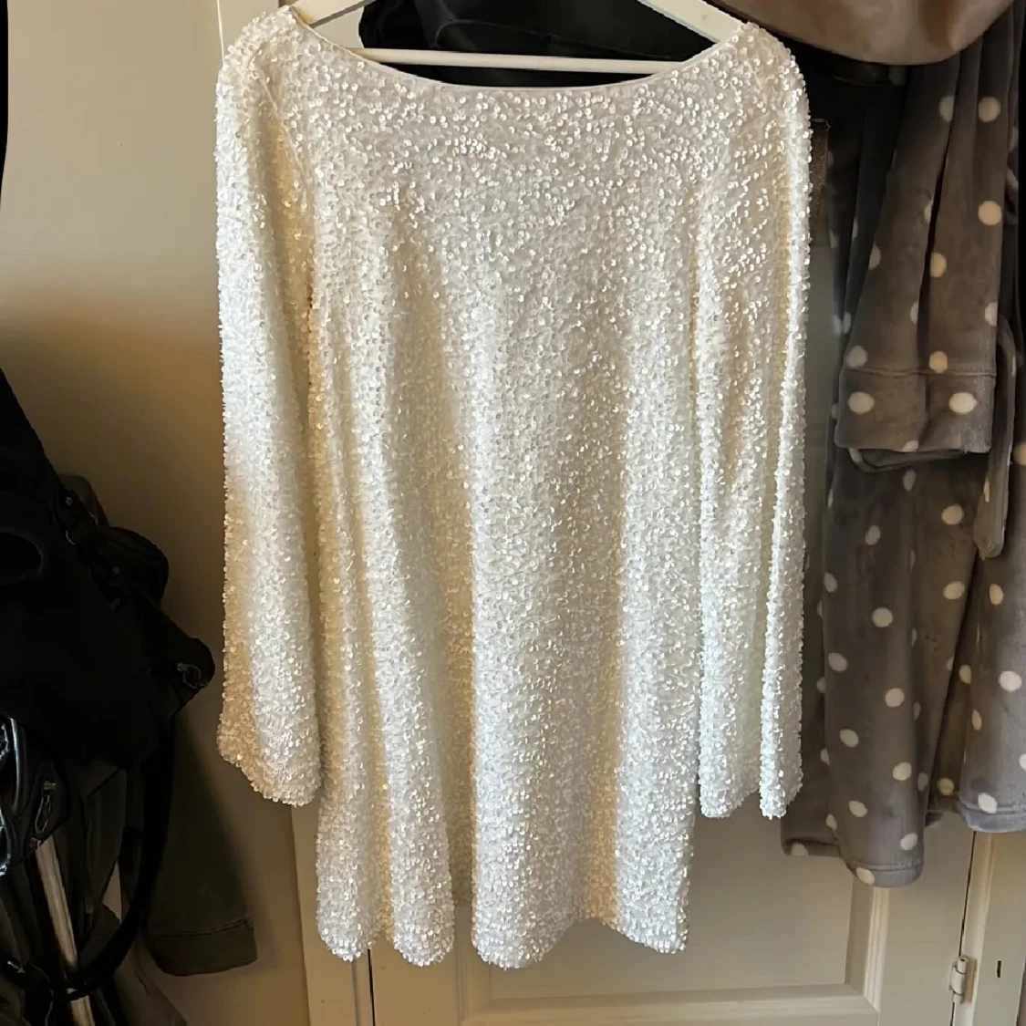 Glittrig vit kortklänning - 1