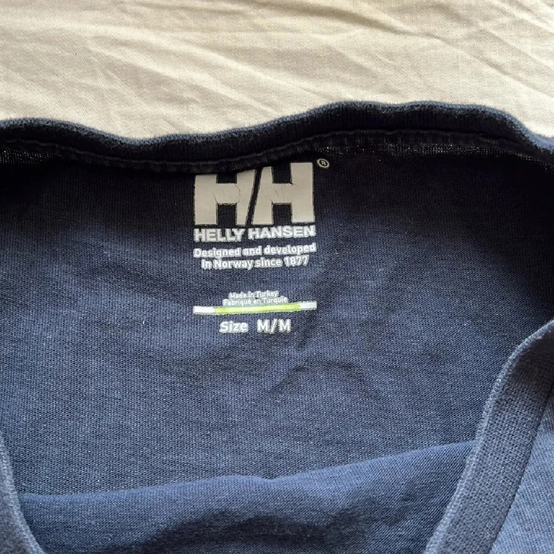 Svart Helly Hansen t-shirt med röd logga - 2