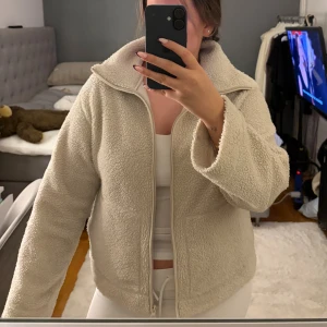 Beige teddyjacka - Mysig beige teddyjacka från H&M