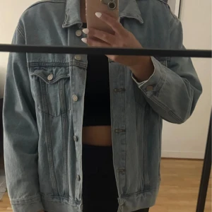 En jätte fin jeans jacka i blå färg - storlek L - Säljs en jätte fin jeans jacka i blå färg. För jag använder knappt den och färgen passar inte mig. Så man söker efter en ny ägare.   Storlek L och är i normal storlek Inga trasig eller inga fläckar. Den är hel som ny