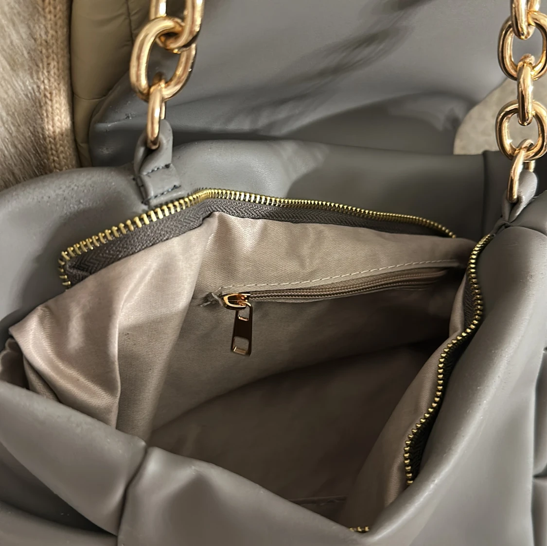 Grå axelväska med guldkedja - 3