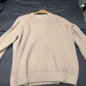 Beige stickad tröja i storlek L - Säljer en beige stickad tröja i storlek L från arket. Knappt använd. 