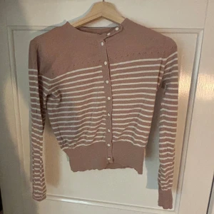 Randig kofta rosa beige vit - Randig kofta rosa beige vit