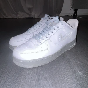 Nike Air Force 1 vita sneakers - Använt ett par gånger och är i bra skick!