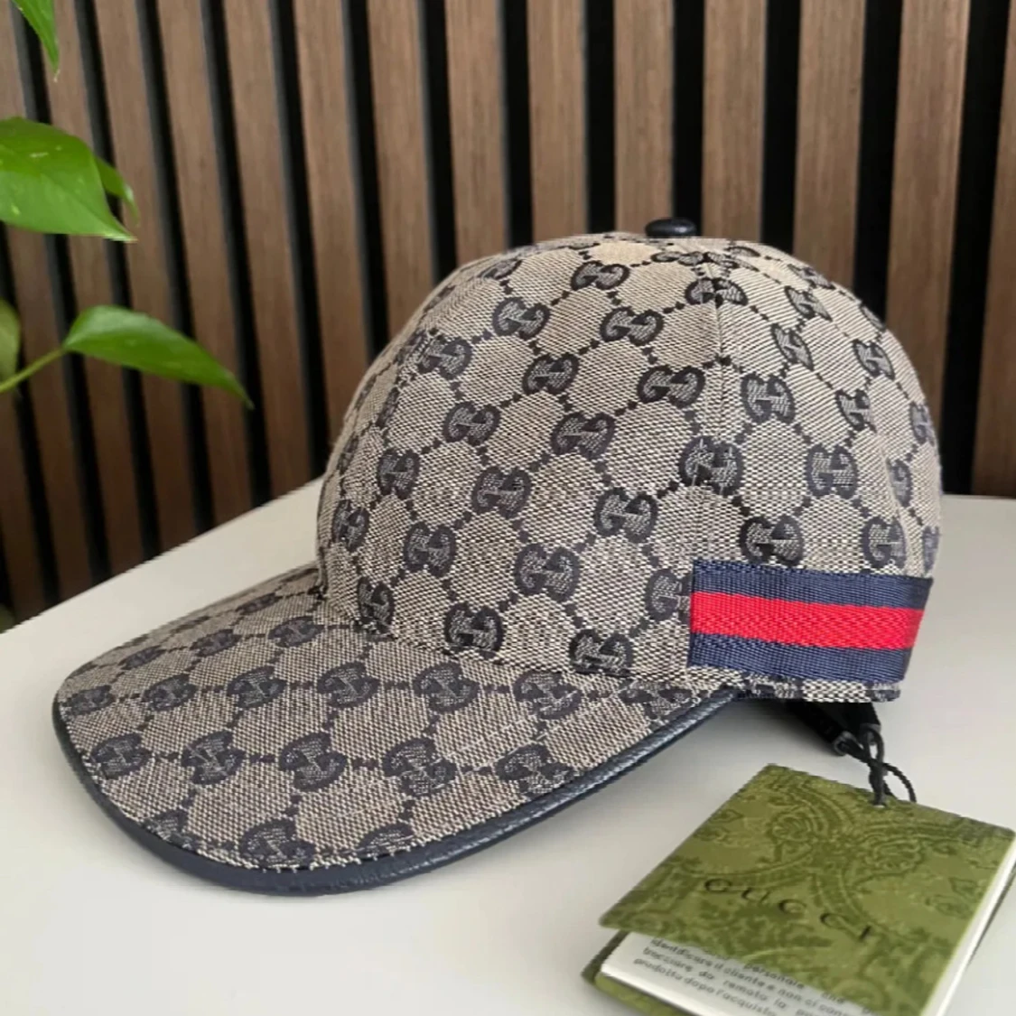 Gucci keps med GG-mönster och röd-blå detalj - 1