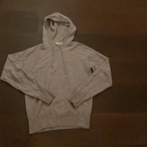 Cashmere hoodie från carmes - Mysig grå hoodie från Carmés i storlek S. Tröjan har huva med snörning och långa ärmar. Perfekt för chill dagar eller när du vill ha en enkel och stilren look. Tillverkad i mjukt material som känns skönt mot huden. Den kostar egentligen 1500 kronor. Har änvänts 4 gånger