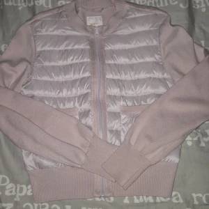 Cardigan Dunjacka - En superfin cardiganjacka från Gina Tricot! Använd ett par gånger, inga defekter vad jag kan hitta utom nån liten fläck jag såg förut, några trådar som sticker ut vid dragkedjan. Annars skulle jag säga nyskick! Storlek 158/164 🤗 Köpt på rea därför det låga priset ❤️ Skulle säga ganska croppad i modellen på mig! Katt finns I hemmet!!