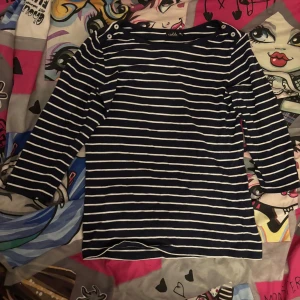 Randig tröja - Blå och vitrandig tröja med knappar vid halsen. Storlek M. Skriv om ni har frågor! Priset kan diskuteras och jag kan gärna mötas upp!