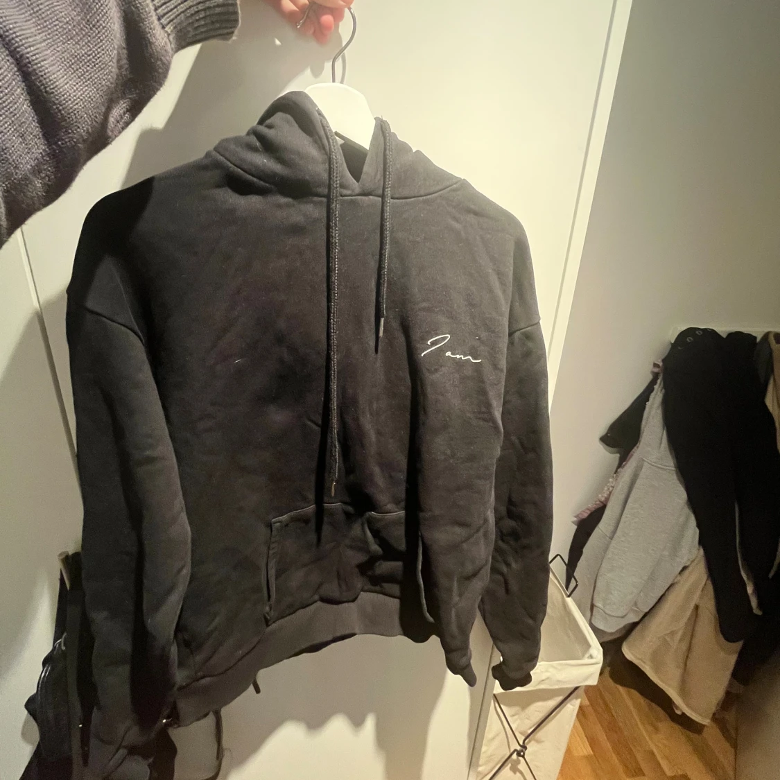 Svart hoodie med tryck och huva - 1