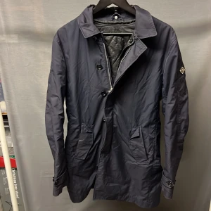 J Lindeberg field jacket navy S - Size S! Foder i jackan som kan tas bort! Så funkar för både höst/vår och vinter! Lite längre modell. Hör av dig vid frågor! Fri frakt i 7 dagar! 🤩