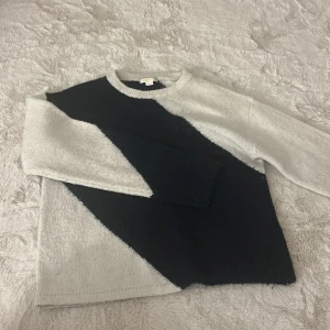 Marin blå /vit stickad tröja - Kommer inte till användning💕