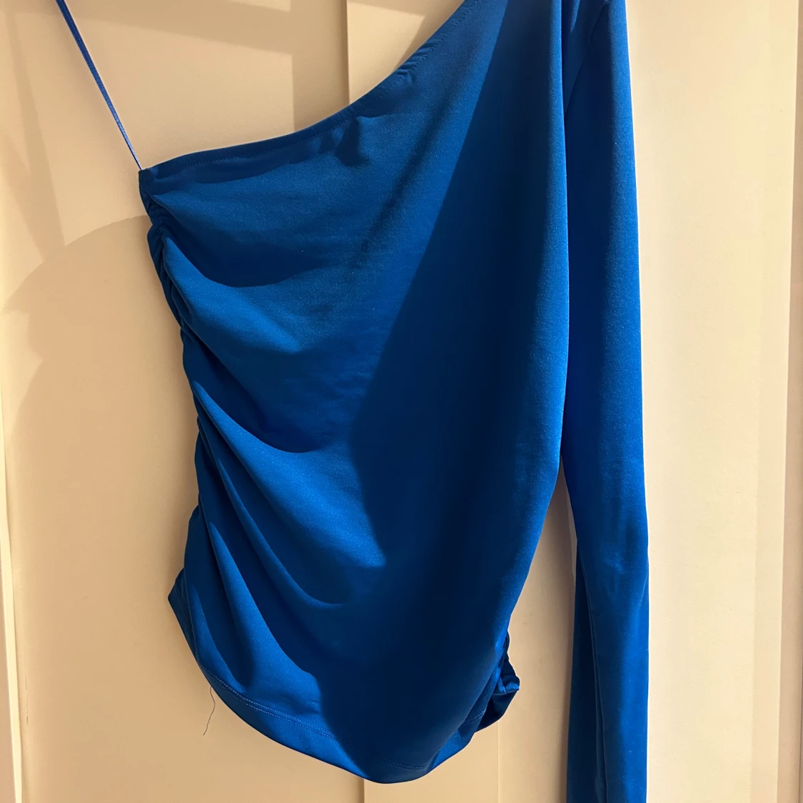 Blå oneshoulder topp Gina Tricot - 1