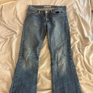 Blå bootcut jeans från Fornarina - Super snygga lågmidjade blå jeans från Fornarina med klassisk bootcut passform. Det va mina favorit jeans men dem har blivit för små💕