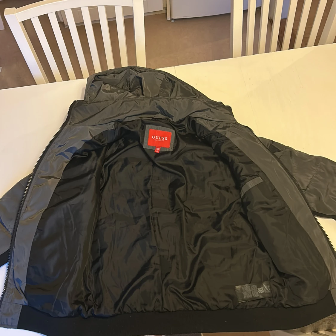 Grå pufferjacka från Guess med huva - 1