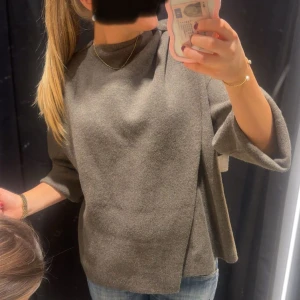 cool tröja - Säljer en brunn grå  cool tröja från zara . köptes igår men klippte av prislappen! har vikt upp armarna på bilden!❤️ köpte för 850