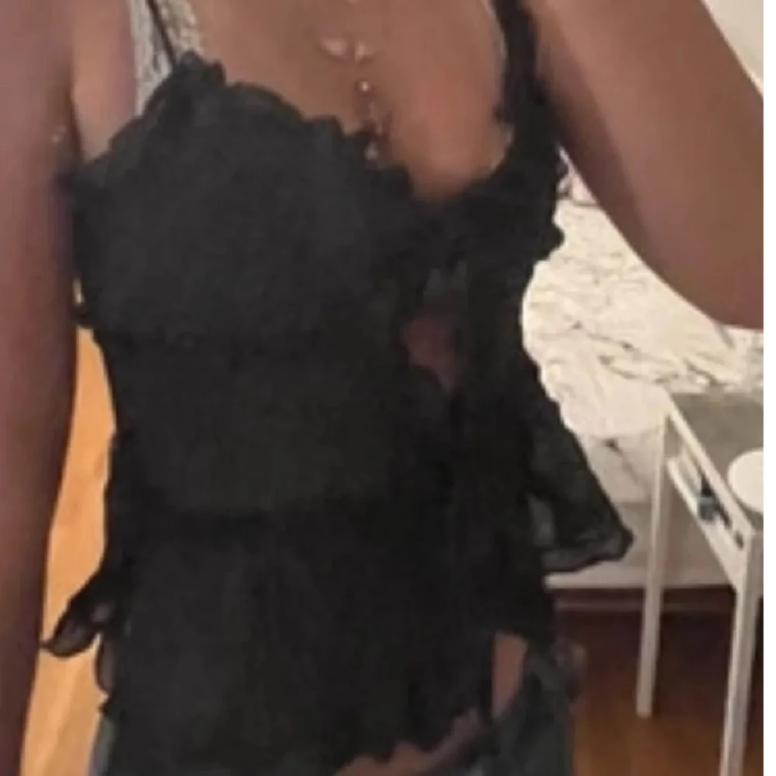 Svart volangig blus med snörning - 1