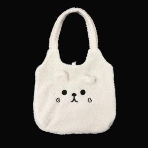 Väska 🤍 - Asså världens gulligaste axelväska???? 🤍🐻‍❄️ 47x45cm 📏Mjuk och fluffig med sjukt mycket utrymme. Har 2 innerfack och stängs med tryckknapp. I bra skick! ✨Köp nu (skicka endast prisförslag om du har avsikt att köpa) 💌