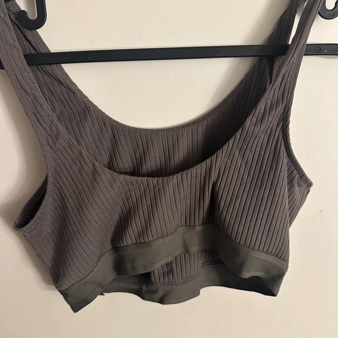 Ribbad militärgrön sporttopp från Esmara - 1