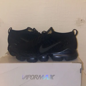 Nike Air Vapormax flyknit 3 - Aldrig använda sen jag köpte dem (begagnat) ända defekten är att typ tungan är lite av men det stör inget skon funkar som den ska annars finns det ingen annat tecken på användning ny pris är 2399kr mitt pris är 529kr