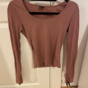 Smuts rosa långärmad topp från Gina Tricot - långärmad smutsrosa tröja från gina tricot med slits i ärmen. använd få tal gånger och i fint skick. storlek: s/36
