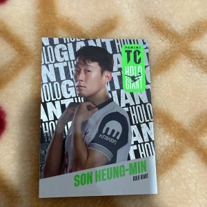 Son Heung-Min Holo Giant - Cool samlarbok om fotbollsstjärnan Son Heung-Min! Perfekt för dig som älskar sport, samlar på fotbollskort eller vill ha något unikt om Premier League. Snyggt holografiskt omslag och massor av fotbollsinspiration.
