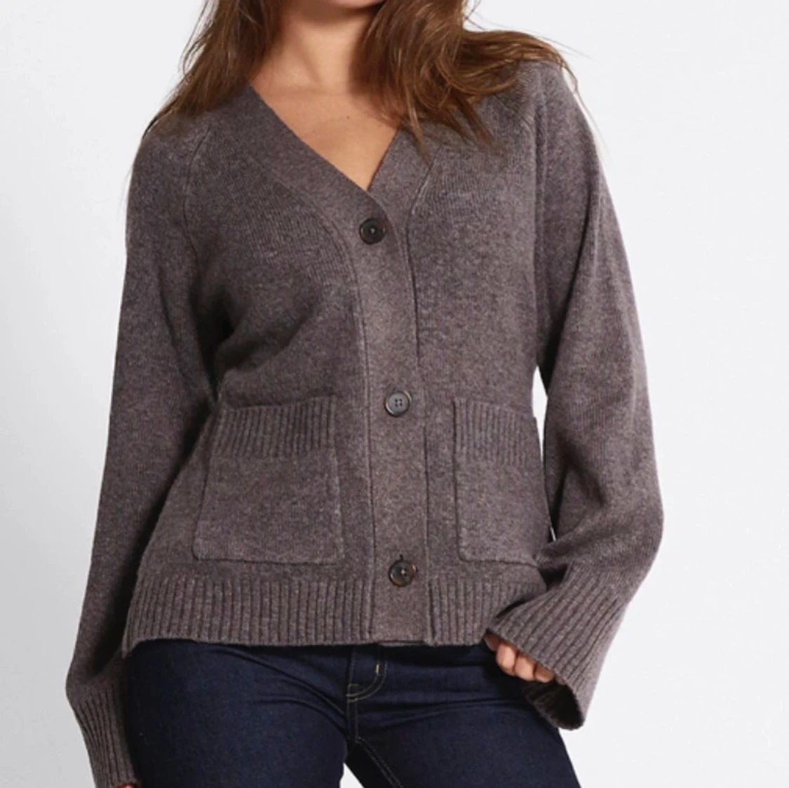 Brun stickad kofta med v-ringning