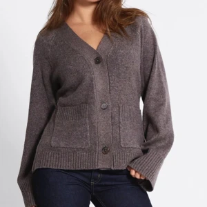 Brun stickad kofta med v-ringning - Jättefin kofta från Lager 157 som inte kommit till användning! Bara använd en gång, storlek s