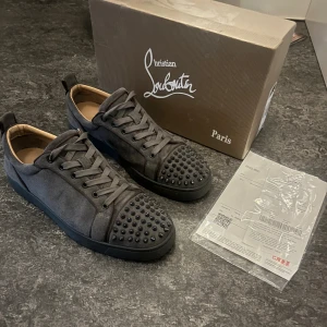 Christian Louboutin  - Christian Louboutin 44 Men sitter som Som 43 Riktigt fint skick Box och massa andra saker följer med vid köp! Pris 1500