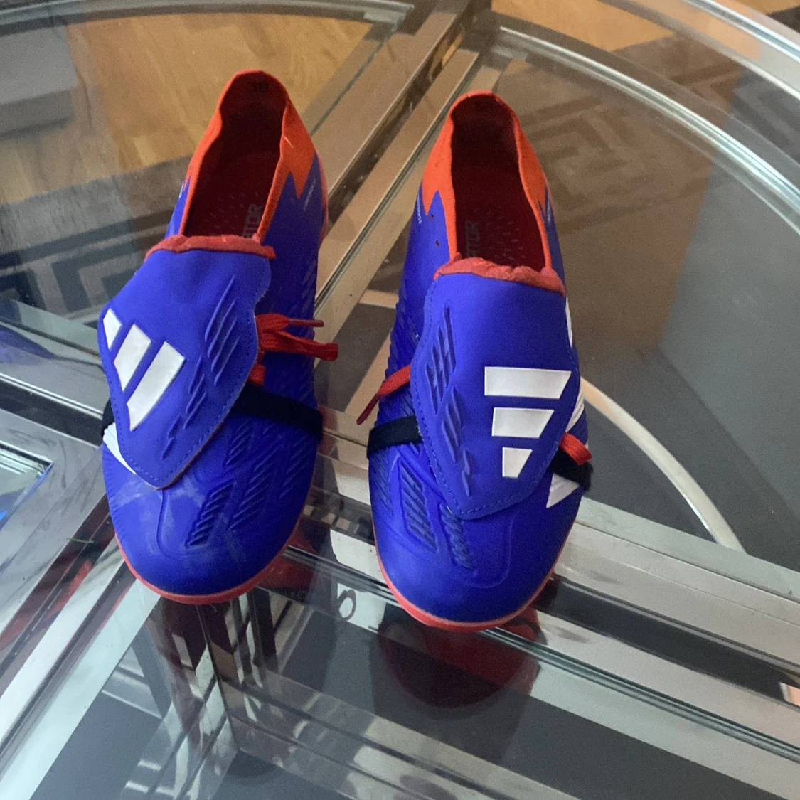Adidas Predator blå/röda fotbollsskor
