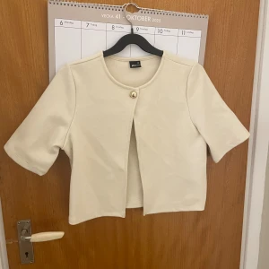 Beige tröja från Gina Tricot - Beige snygg ” tröja” från Gina tricot i storlek xs. Guldknappen är lite lös men det är superlätt att fixa, därav går priset att diskutera 