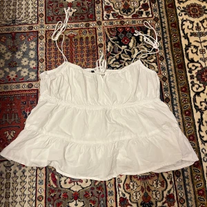 Fin vit topp - En vit somrig topp från H&M. Nästan aldrig använd. Stl 42 men skulle säga att den passar S-M! 