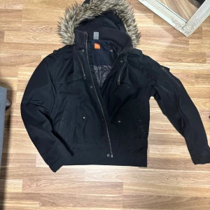 Hugo Boss jacka - Huga Boss jacka hell ny och passar allt