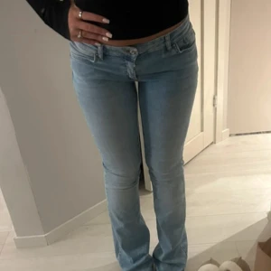 Ljusblå bootcut jeans - Snygga ljusblå jeans med bootcut-modell och klassisk femficksdesign. Jeansen har låg midja och är tillverkade i ett mjukt denimtyg som ger en bekväm passform. Perfekta för en avslappnad och trendig look.