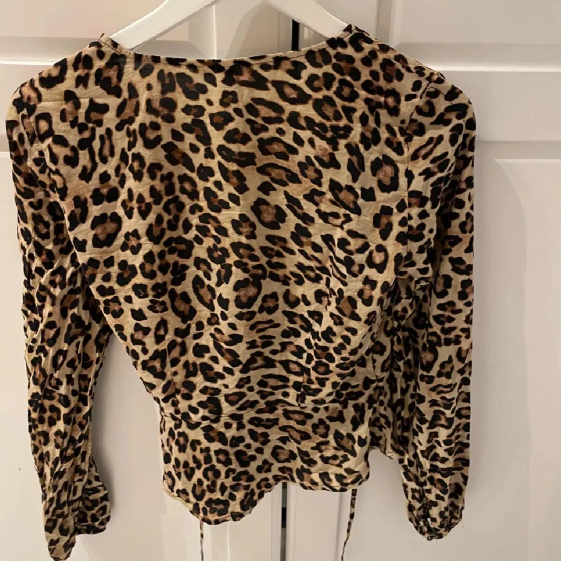 Leopardmönstrad omlottblus från H&M - 1