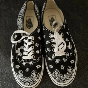 Mönstrade vans - Svartvita vans med snyggt mönster på, storlek 39🌸 fint skick  Kolla gärna in mina andra artiklar också för lite bundle-rabatt😊